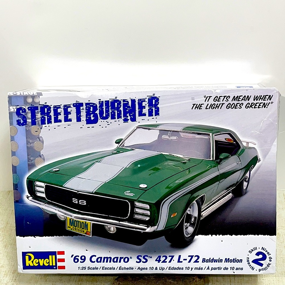 69 Camaro SS 1:25 scale model New In Package! 2009 Revell New Old Stock! NOS